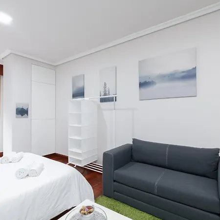 Estudio Moderno Con Parking By *